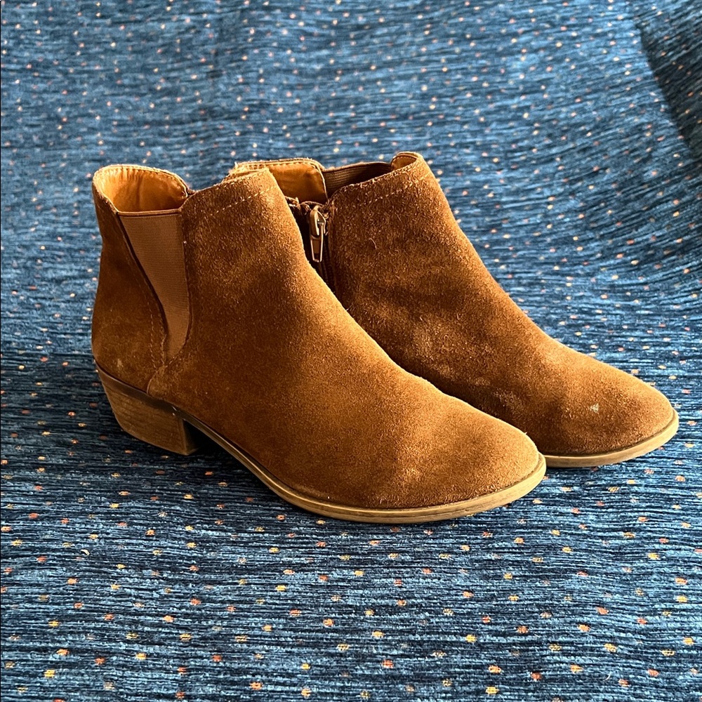 Kensie Brown Suede Ankle Boots size 9, 1” heel